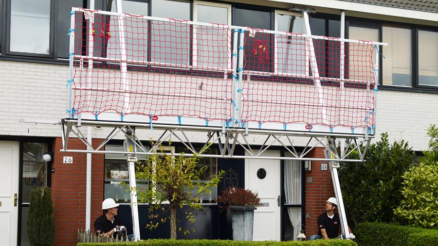 Altrex Modulaire Triangelbrug met dakrandbeveiliging: een unieke combinatie.