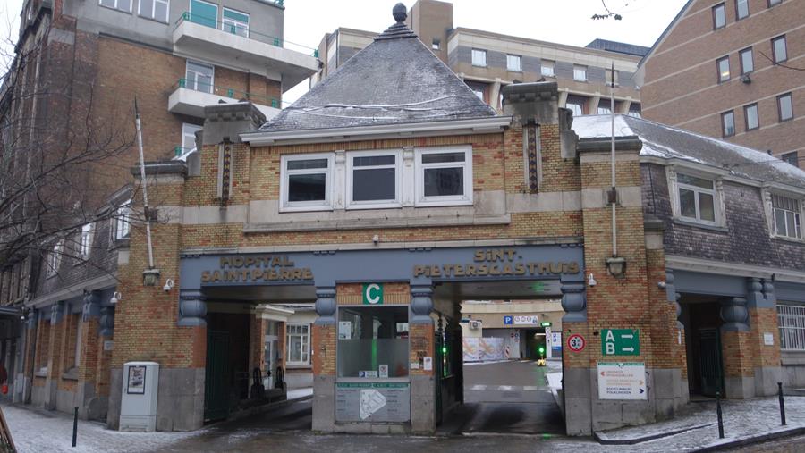 Patiënt steekt twee personeelsleden neer in UMC Sint-Pieter