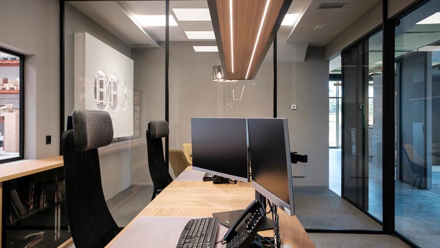 Aménagement estétique et minimaliste des bureaux et des salles de réunion grâce auw cloisons vitrées Arlu Divina