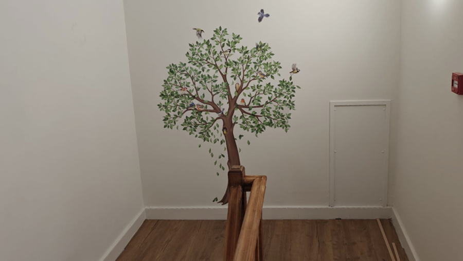 Kleur en symboliek geven jongerenruimte warmte