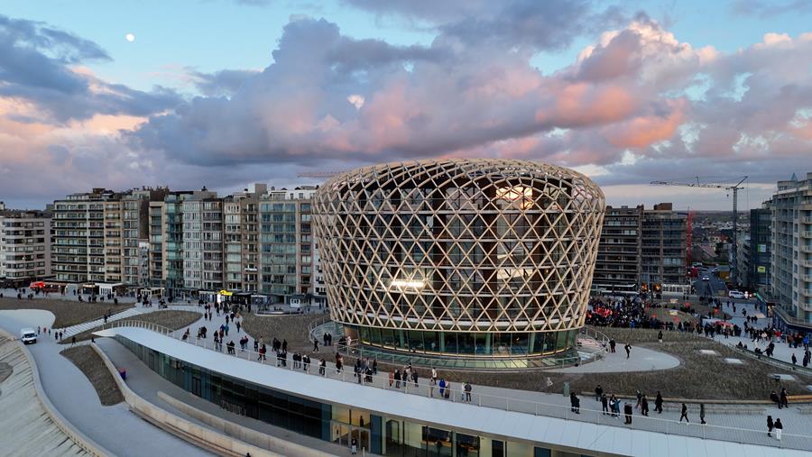 Icoon aan zee met baanbrekend gevelwerk