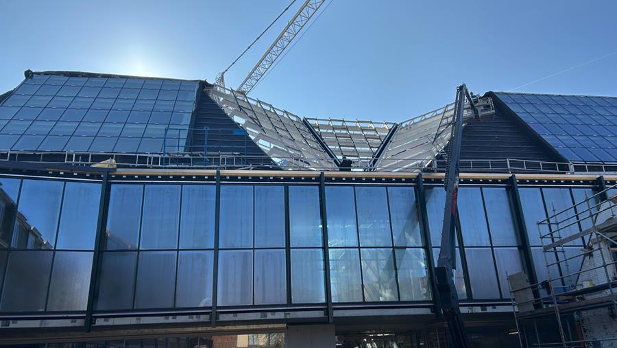 Architecturale koepel als lichtbaken voor kunst