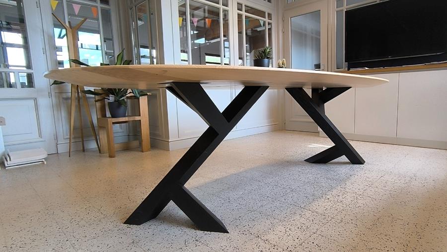 Ovale essenhouten tafel met kruispoot