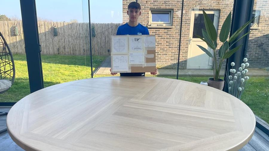 Ronde eiken tafel als warm middelpunt van wintertuin