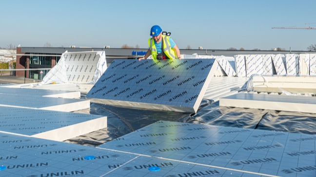 Isolation à pente : qu’en est-il d’une toiture végétalisée ou de panneaux photovoltaïques ?