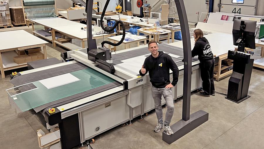 AtéCé installe deux tables de découpe JWEI chez Print&Bind