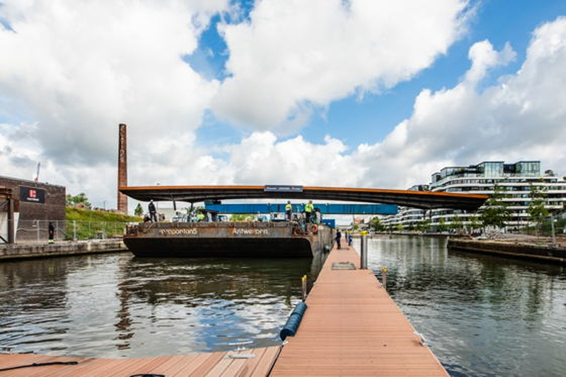 Un pont sensoriel de 56 mètres de long entre dans le bassin du canal de Hasselt