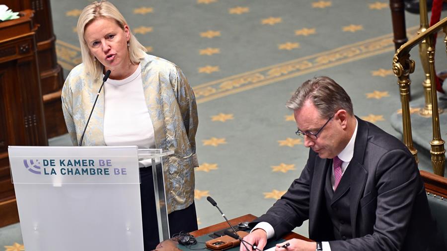 Réforme de l’avortement : Bart De Wever temporise, l’opposition met Vooruit et le MR sous pression