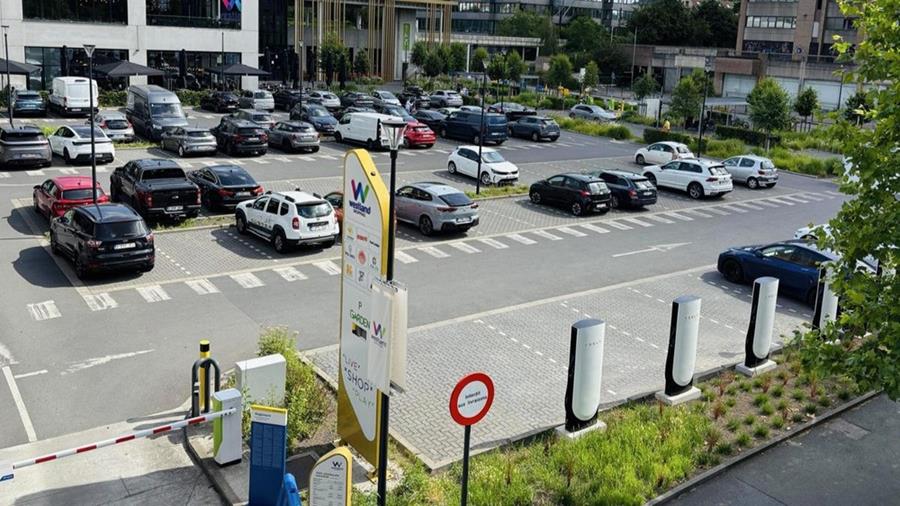 Westland Shopping inaugure 11 Superchargeurs Tesla V4, les plus grands de Bruxelles